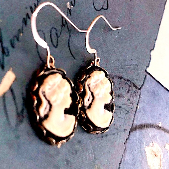 Very Victorian sterling cameo goth earrings - Picture 3 of 7